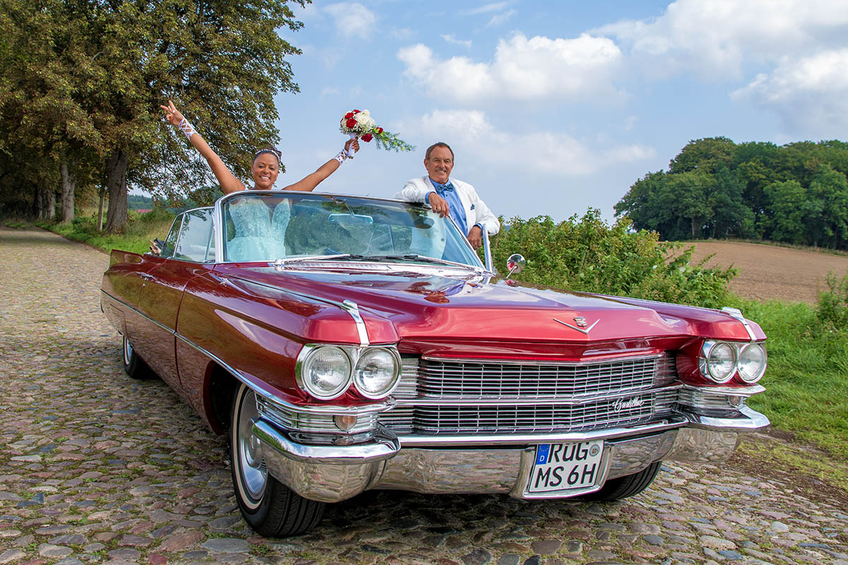 Ihre Hochzeitsfotografin in Binz bei der Hochzeitsfotografie mit Oldtimer auf der Insel Ruegen Mazelle Photography Fotostudio