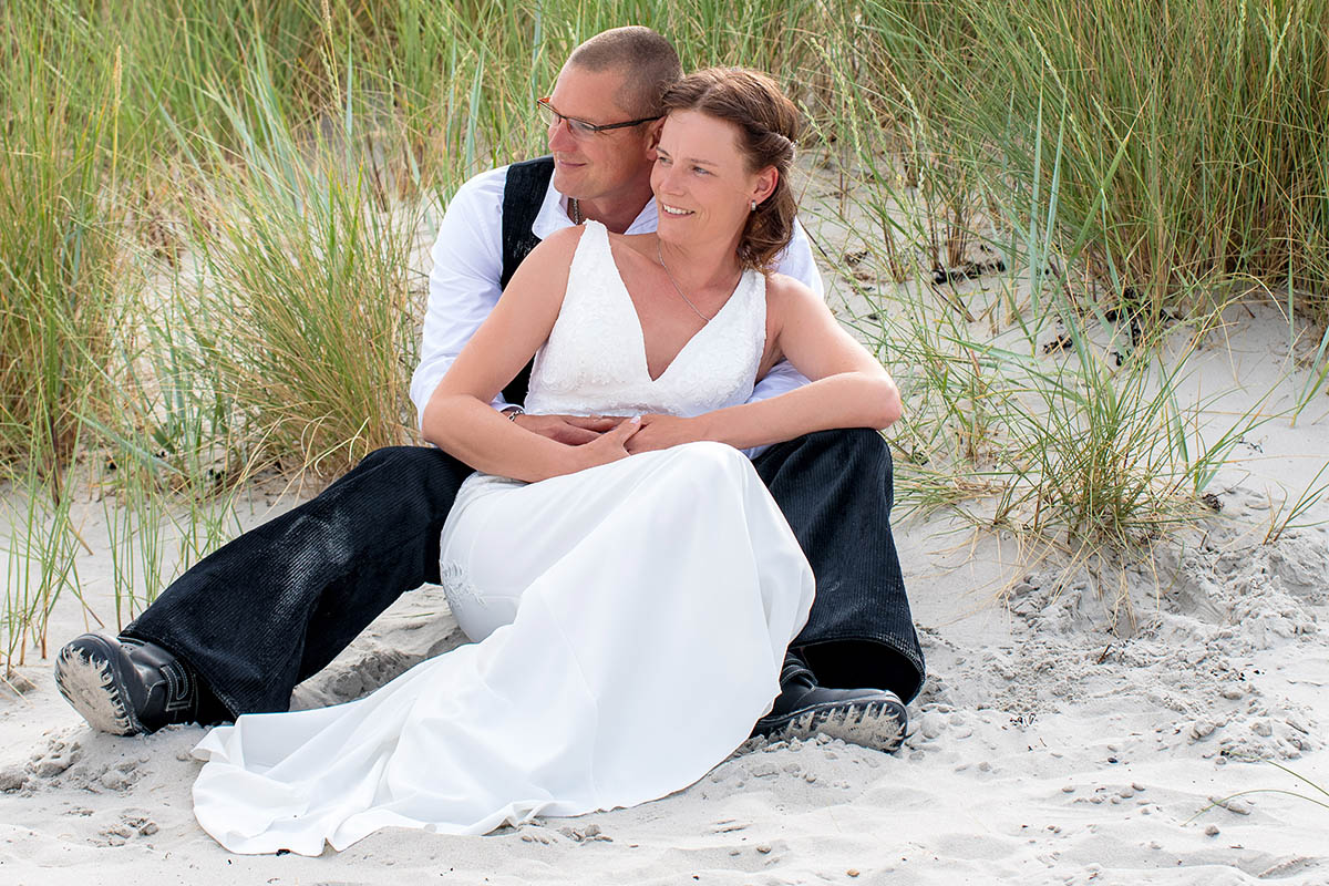 Rügen Hochzeitsfotografie Mazelle am Strand der Ostsee in den Dünen