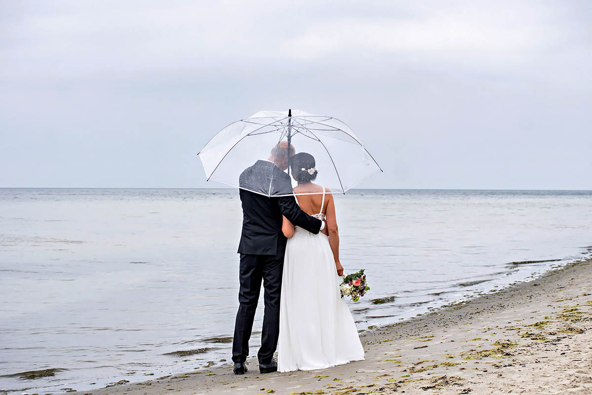Hochzeitsfotografie Mazelle im Regen der Ostsee am Strand von Sellin auf Ruegen Hochzeitsfotografie Mazelle im Regen der Ostsee am Strand von Sellin auf Ruegen