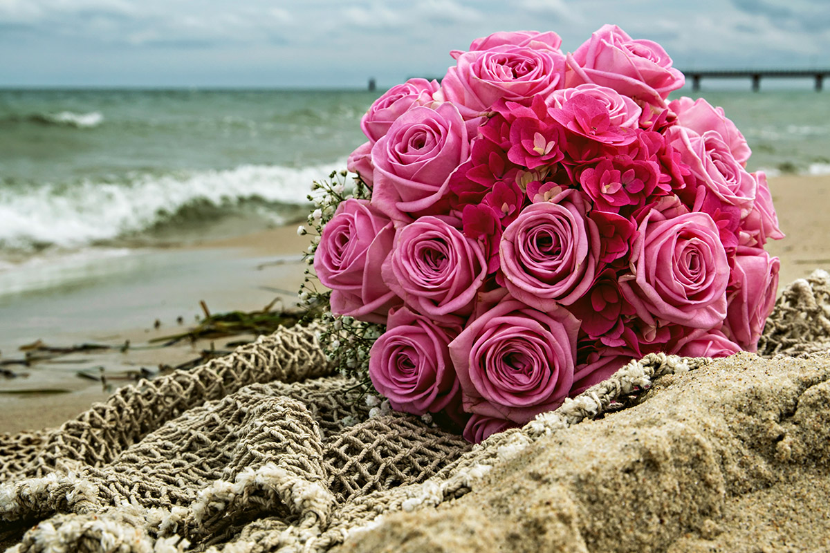 hochzeitsfotograf-fuer-standesamtliche-hochzeit-auf-der-insel-ruegen-in-goehren-am-strand-und-bei-fischerbooten-in-baabe-vom-mazelle-photography-fotostudio-aus-dranske hochzeitsfotograf-fuer-standesamtliche-hochzeit-auf-der-insel-ruegen-in-goehren-am-strand-und-bei-fischerbooten-in-baabe-vom-mazelle-photography-fotostudio-aus-dranske