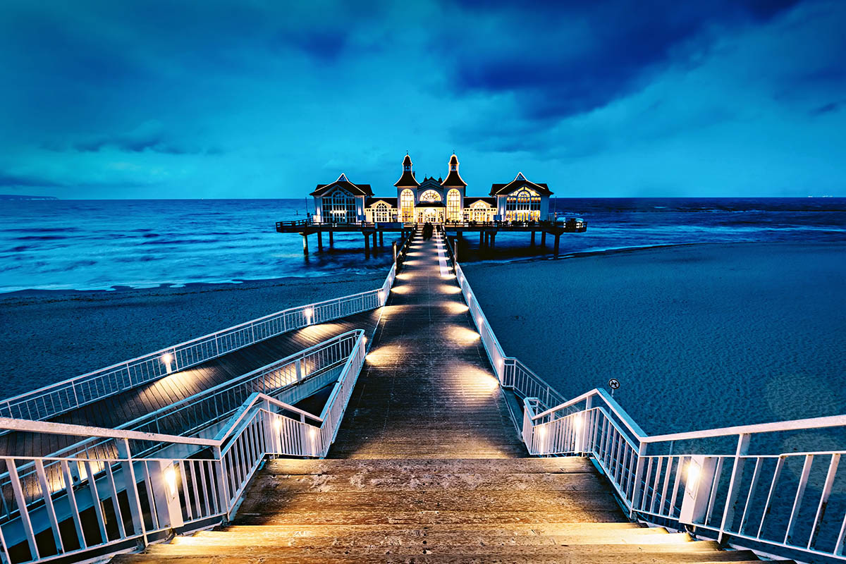 Fotografin für die Hochzeit in Sellin auf der Seebrücke-Hochzeitsfotografie auf der Insel Rügen mit dem Fotograf vom Mazelle Photography Fotostudio® an der Ostsee. Hochzeitsfotografie in der Natur in Mecklenburg-Vorpommern. Heiraten auf der Insel Rügen, Stralsund, Greifswald, Grimmen in der Natur, im Wald, am Strand, an der Ostsee