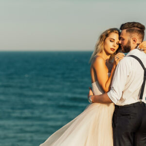 Glückliches Hochzeitspaar am Meeresstrand auf der insel Ruegen mit Mazelle Photography Fotostudio®
