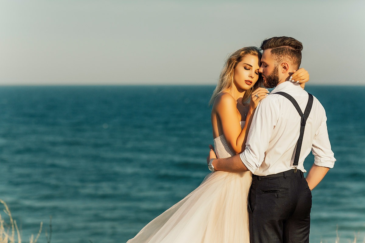 Glückliches Hochzeitspaar am Meeresstrand auf der insel Ruegen mit Mazelle Photography Fotostudio®