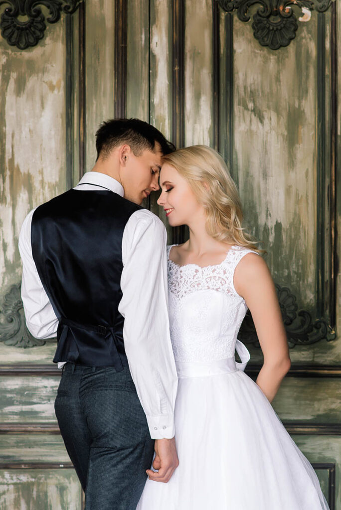 Liebendes Hochzeitspaar bei der Hochzeitsfotografie auf der Insel Rügen mit dem Fotograf vom Mazelle Photography Fotostudio® an der Ostsee. Hochzeitsfotografie in der Natur in Mecklenburg-Vorpommern. Heiraten auf der Insel Rügen, Stralsund, Greifswald, Grimmen in der Natur, im Wald, am Strand, an der Ostsee