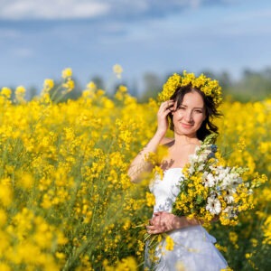 Hochzeitsfotografie im Raps auf der Insel Ruegen - Fotograf Mazelle fuer authentische Fotografie fuer Ihre Hochzeit