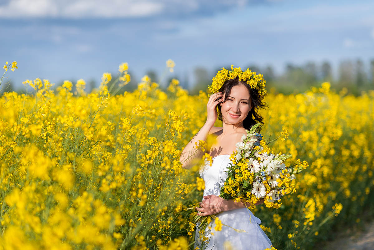 Hochzeitsfotografie im Raps auf der Insel Ruegen - Fotograf Mazelle fuer authentische Fotografie fuer Ihre Hochzeit