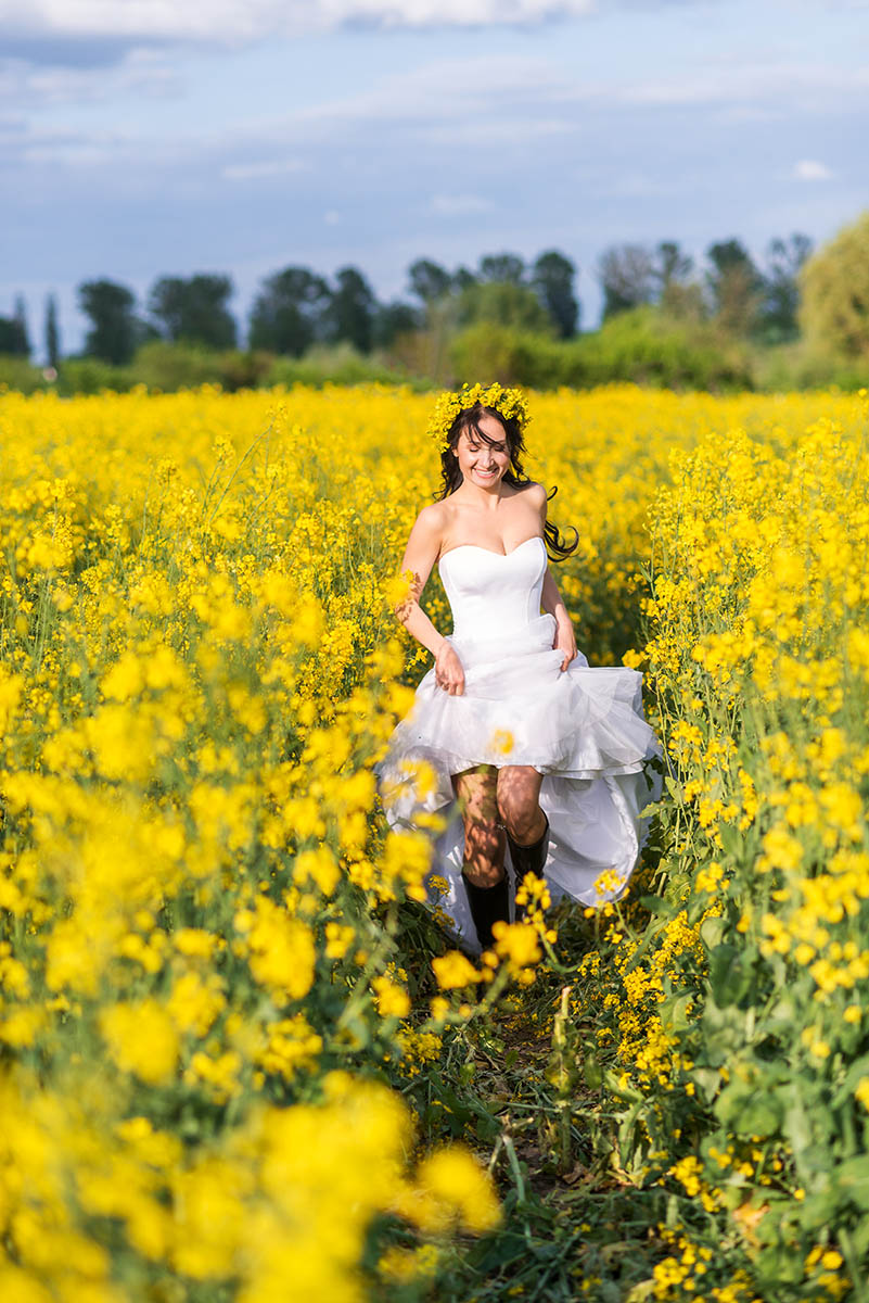 Hochzeitsfotograf am Ihren Hochzeitstag fotografiert Braut im Raps Hochzeitsfotoshooting am Strand auf der Insel Ruegen, mit Mazelle Fotograf Rügen, Hochzeitsfotograf Mazelle Photography Fotostudio® auf der Insel Rügen und Stralsund, Greifswald, Grimmen, Rostock.