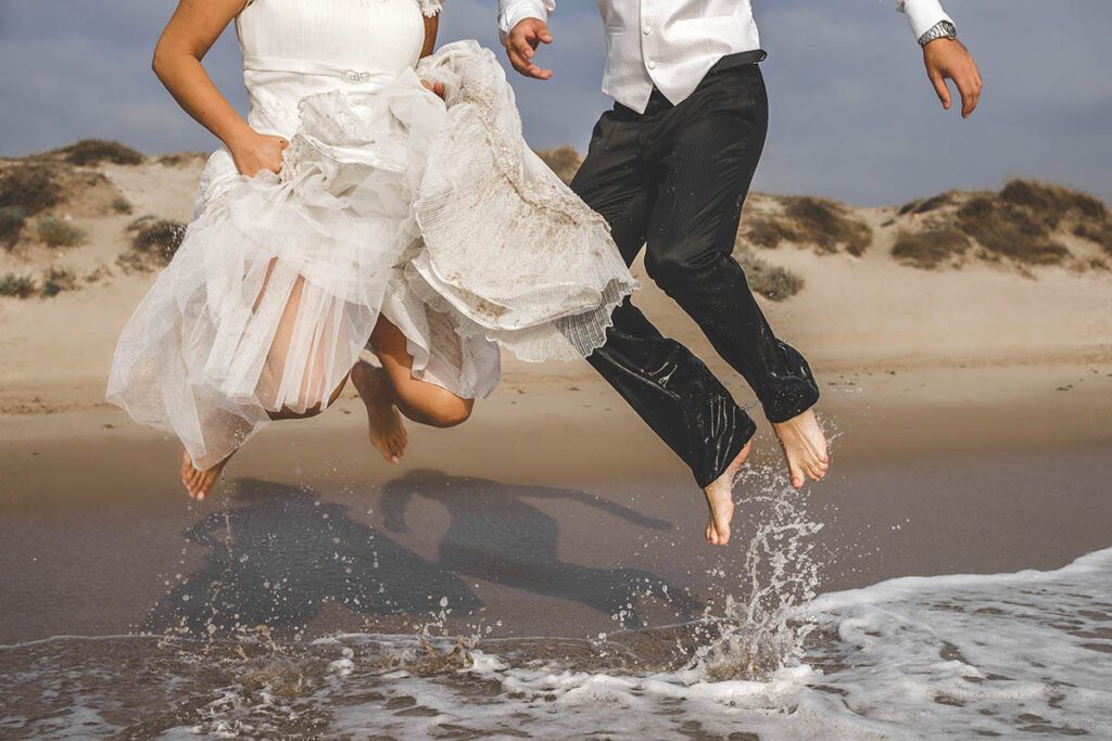 Kreative Fotoshooting Ideen für die Hochzeitsfotos am Strand-Fotograf für Hochzeitsfotografie auf der Insel Rügen Mazelle Photography Fotostudio®