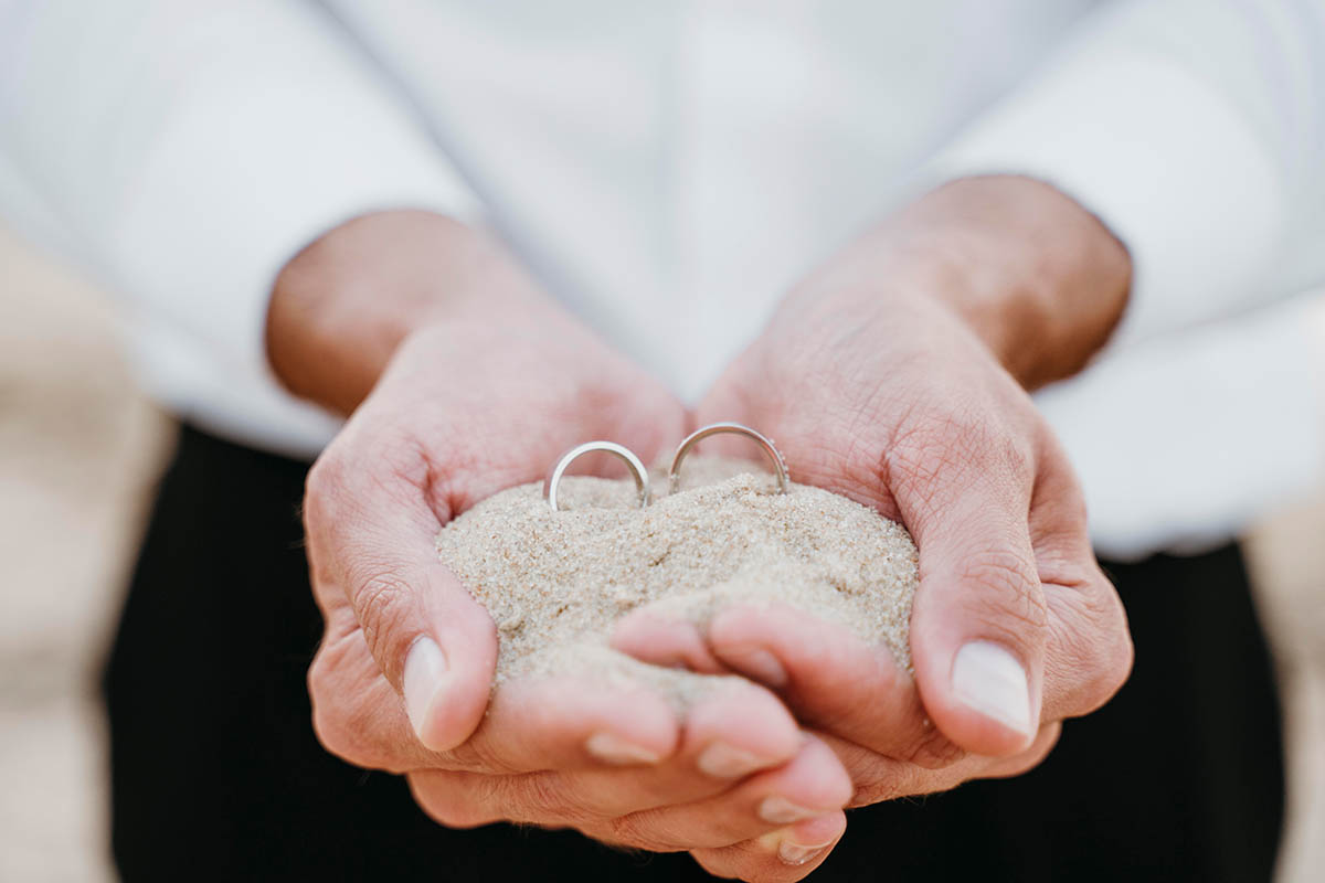 Bräutigam mit Eheringen vor der Hochzeitszeremonie auf der Insel Rügen - Hochzeitsfotografie Mazelle