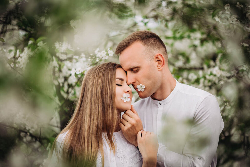 Hochzeitspaar beim Hochzeitsfotoshooting im Garten mit Mazelle Fotograf