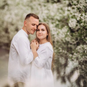 Hochzeitspaar im Fruehling auf der Insel Ruegen fotografiert von Fotograf Mazelle