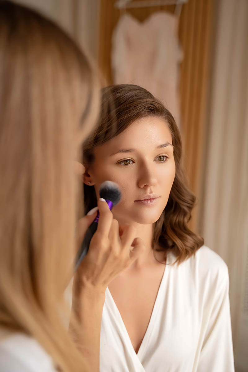 Braut beim Getting Ready vor der Hochzeit auf der Insel Rügen-Fotograf für Hochzeitsfotografie auf der Insel Rügen Mazelle Photography Fotostudio®