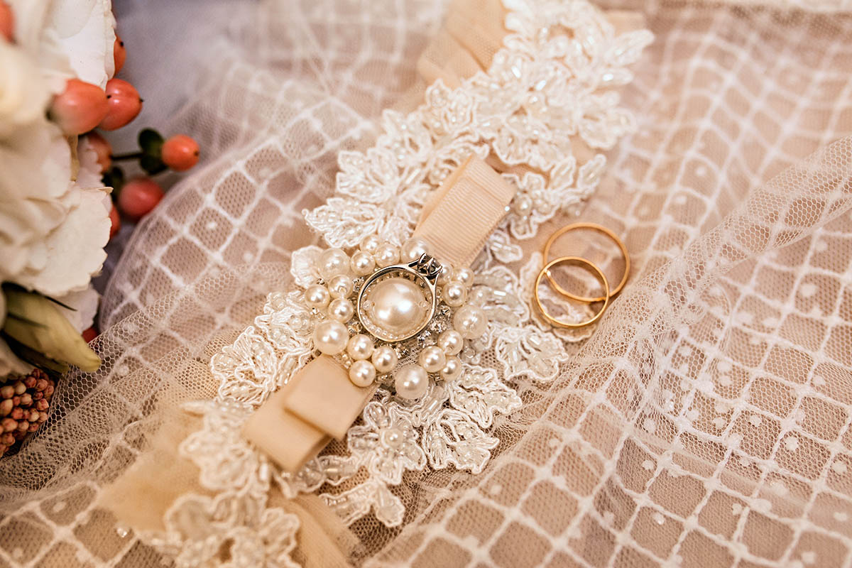 Hochzeitsaccessoires für eine Braut und Eheringe am Hochzeitskleid-Getting Ready-Fotograf für Hochzeitsfotografie auf der Insel Rügen Mazelle Photography Fotostudio®