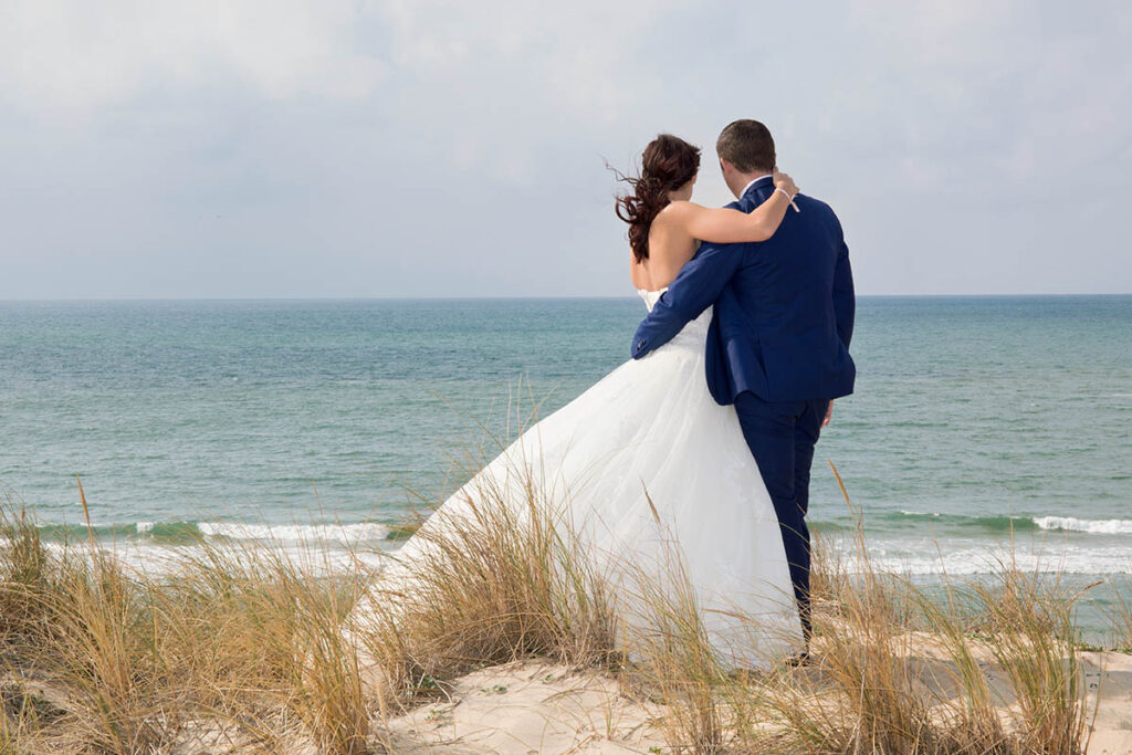 Hochzeitspaar steht an ihrem Hochzeitstag zusammen und schaut bei der Hochzeitsreportage mit Mazelle Fotograf in die Weite