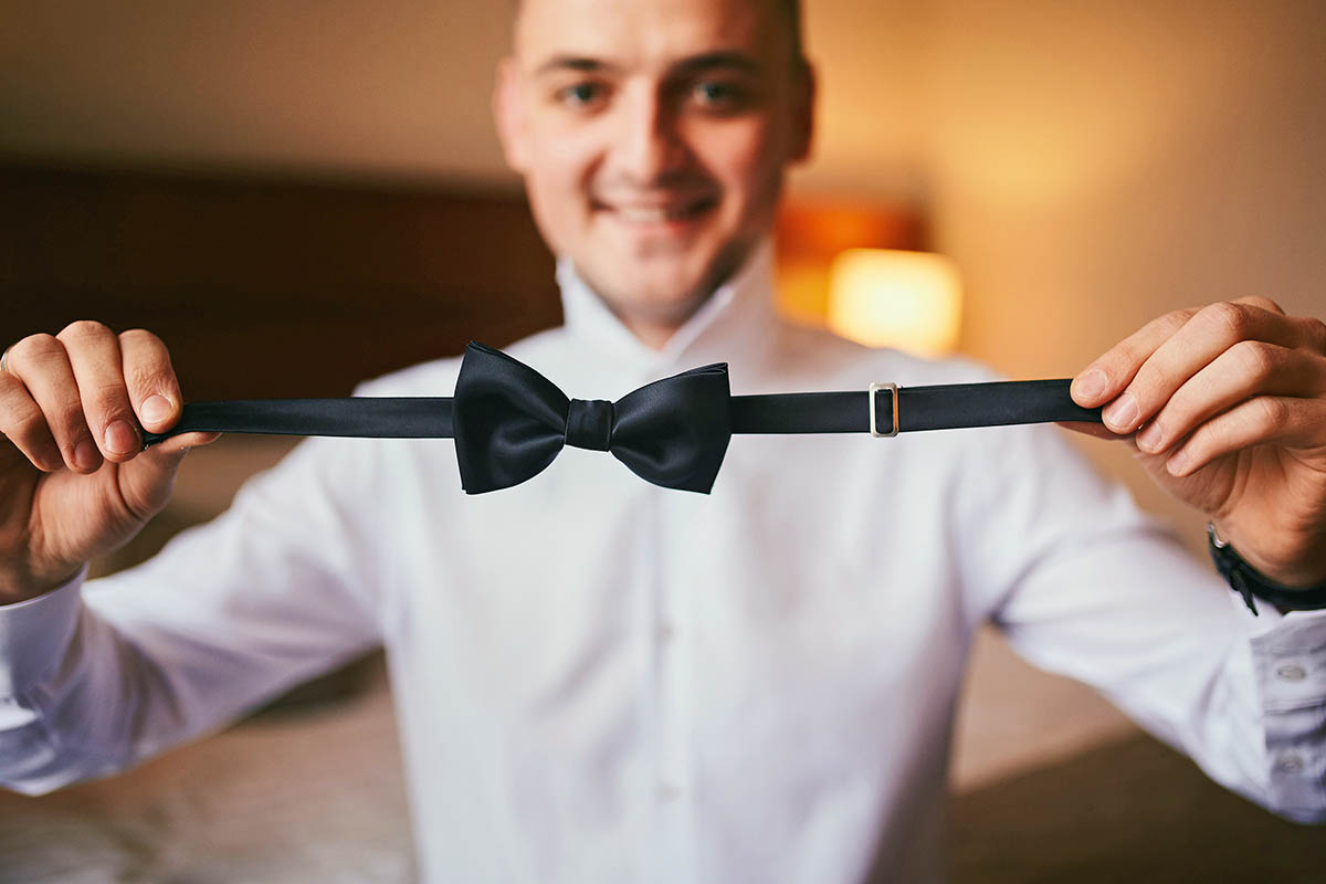 Morgenvorbereitung für den Bräutigam beim "Getting Ready" am Hochzeitstag-Fotograf für Hochzeitsfotografie auf der Insel Rügen Mazelle Photography Fotostudio®