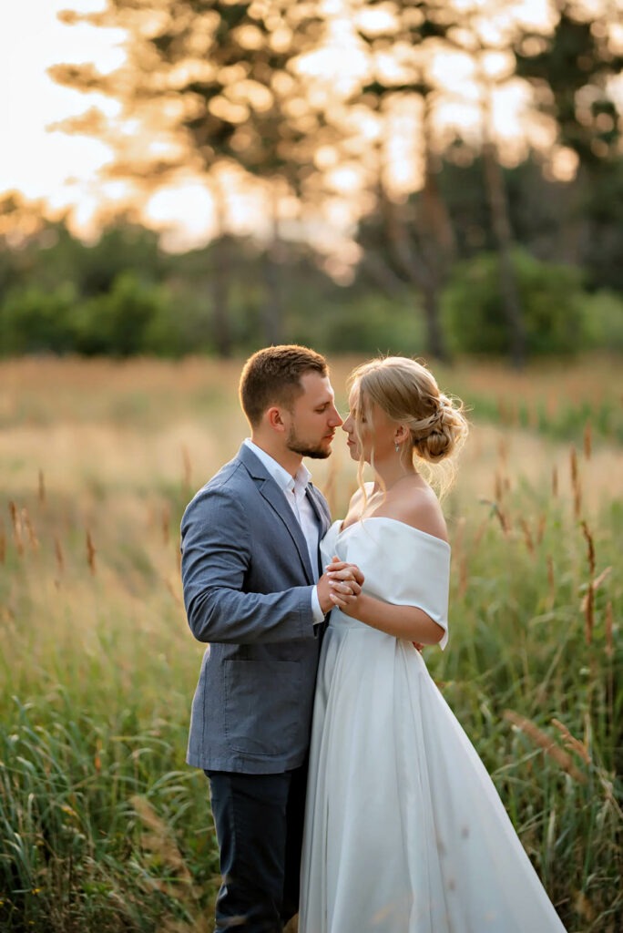 Hochzeitsfotografie auf der Insel Rügen mit dem Fotograf vom Mazelle Photography Fotostudio® an der Ostsee. Hochzeitsfotografie in der Natur in Mecklenburg-Vorpommern. Heiraten auf der Insel Rügen, Stralsund, Greifswald, Grimmen in der Natur, im Wald, am Strand, an der Ostsee