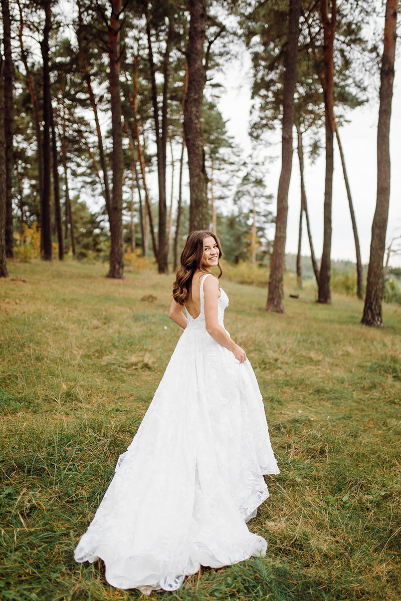 Die Braut läuft durch einen Wald. Hochzeitsfoto-Shooting mit Mazelle Photography Fotostudio®