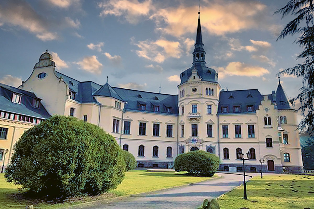 Schlosshotel Ralswiek Hochzeit feiern - Hochzeitsfotograf auf der Insel Rügen das Mazelle Photography Fotostudio® - Hochzeitsfotografie auf der Insel Rügen wie Kap Arkona, Seebrücke Sellin, Müther-Turm Binz mit dem Hochzeitsfotograf vom Mazelle Photography Fotostudio® an der Ostsee. Hochzeitsfotografie in der Natur in Mecklenburg-Vorpommern. Heiraten auf der Insel Rügen, Stralsund, Greifswald, Grimmen in der Natur, im Wald, am Strand, an der Ostsee