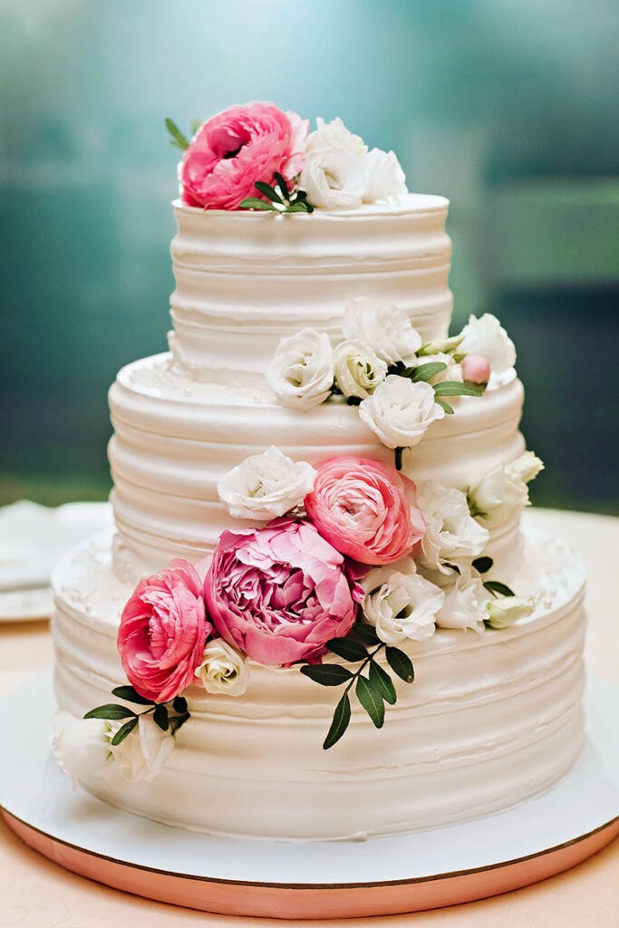 Appetitliche frische Torte mit weißer Sahneglasur als Angebot von der Hochzeitsfotografie Maxi bei Hochzeitsfotograf Mazelle auf Rügen