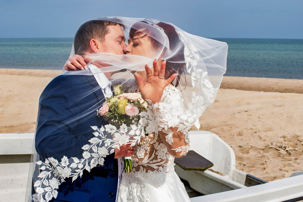 Brautpaarfotoshooting am Strand in Baabe auf der Insel Rügen-Fotograf für Hochzeitsfotografie auf der Insel Rügen Mazelle Photography Fotostudio®