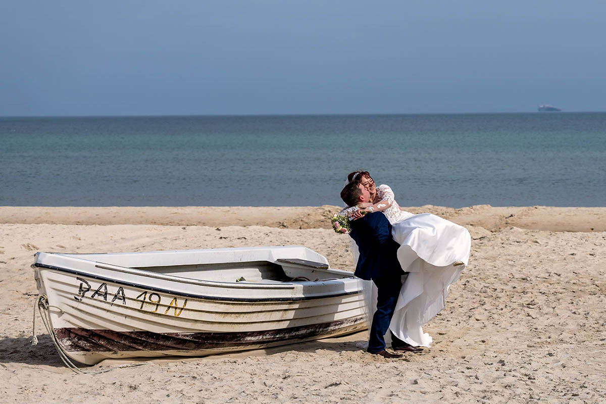 Hochzeit am Strand in Baabe auf der Insel Rügen-Fotograf für Hochzeitsfotografie auf der Insel Rügen Mazelle Photography Fotostudio®