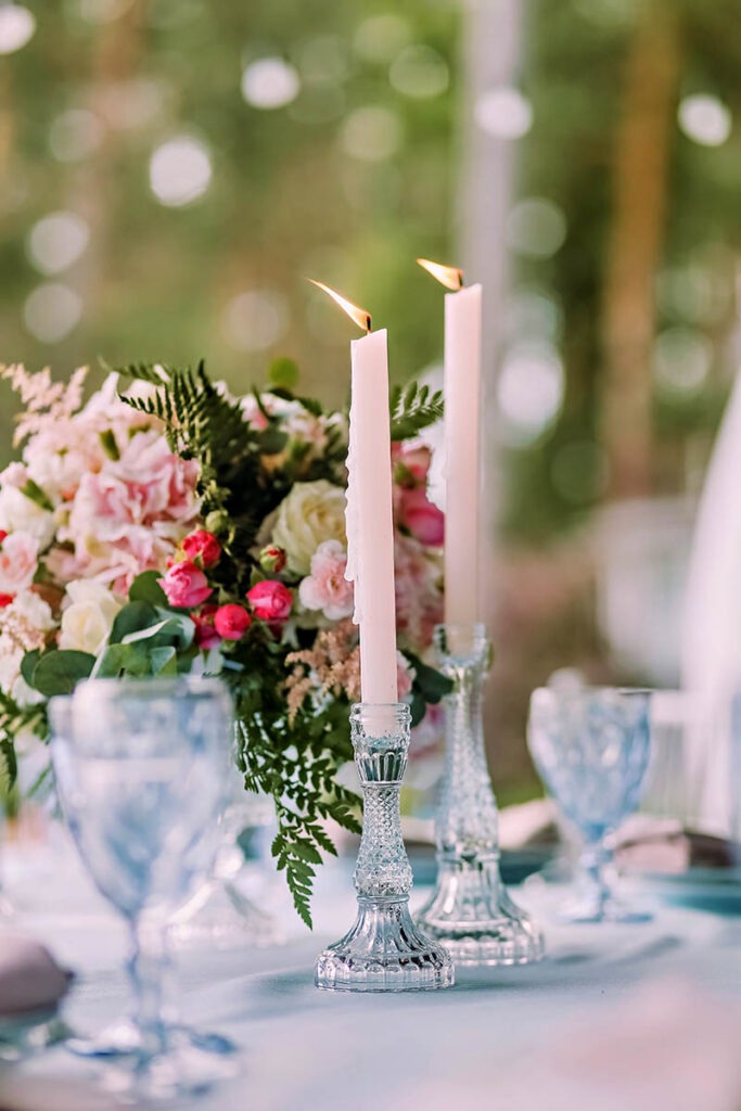 Hochzeitsdekoration auf dem Tisch als Angebot von der Hochzeitsfotografie Midi bei Hochzeitsfotograf Mazelle auf Rügen