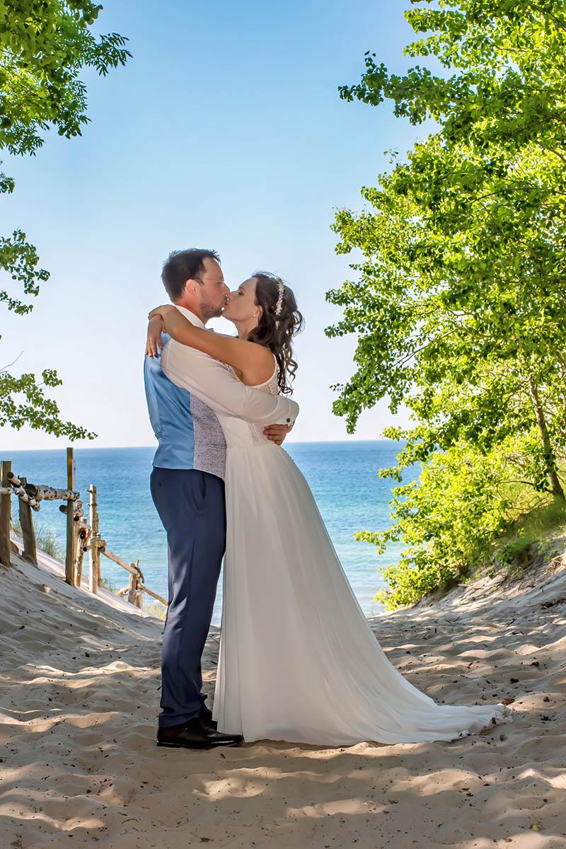 Der Rügen-Hochzeitsfotograf Mazelle schlägt ihnen die besten Orte und Strandabschnitte auf der Insel Rügen und Stralsund vor, um sie bei ihrer Hochzeit ins beste Licht zu setzen. Die Hochzeitsfotografie mit dem Mazelle Photography Fotostudio® wird so zu einem unvergesslichen Erlebnis.