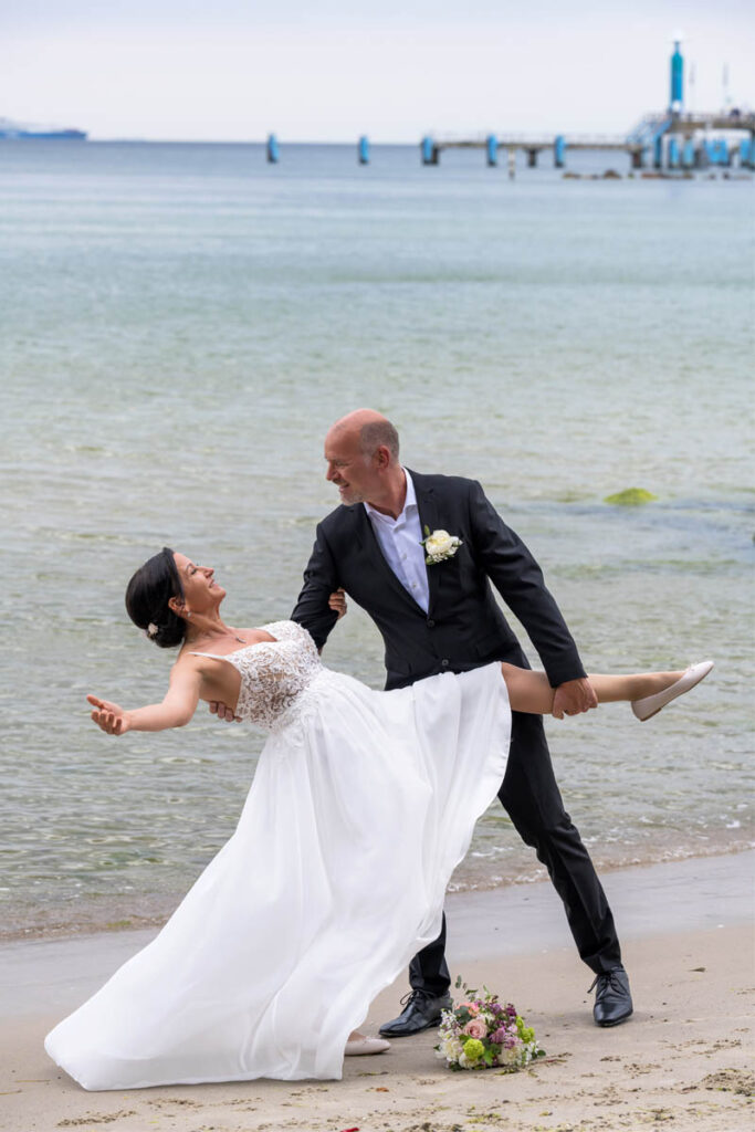 Echte Fotografie stillvoll, authentisch und emotional in Sellin am Strand der Ostsee-Fotograf für Hochzeitsfotografie auf der Insel Rügen Mazelle Photography Fotostudio®. Hochzeit-Ostsee-Heiraten-Insel-Rügen-Mecklenburg-Vorpommern-Schwerin-Wismar-Hochzeitsfotograf-Stralsund-Fotograf-Rostock-Fotoshooting-Schlosshotel-Ralswiek-Hochzeitsreportage-Greifswald-Mazelle-Photography-Fotostudio-Hochzeitsfotos-Familienfotografie-Babybauch-Schwangerschaftsfotografie.