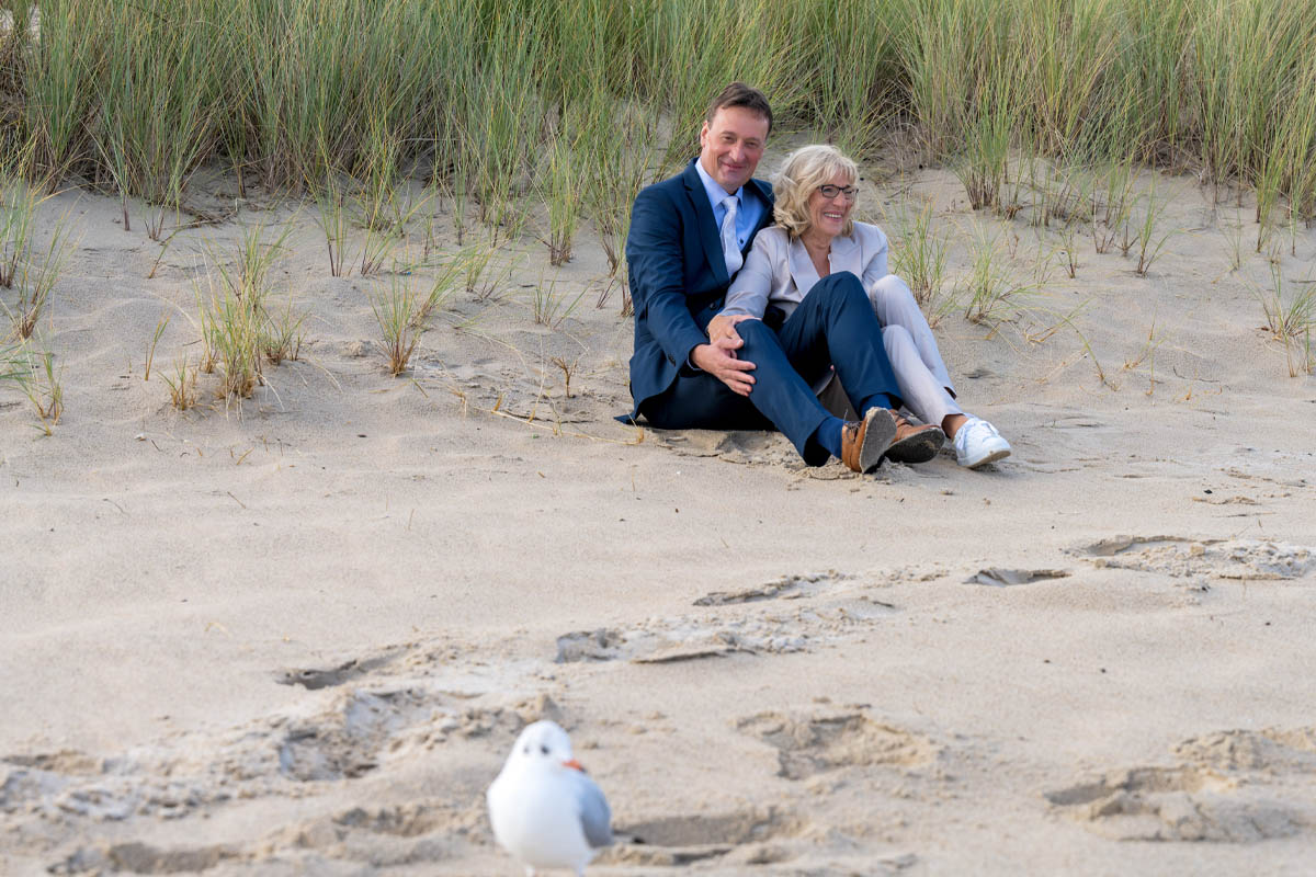 Emotionale Momente bei Hochzeitsfotoshooting am Strand von Göhren an der Ostsee-Fotograf für Hochzeitsfotografie auf der Insel Rügen Mazelle Photography Fotostudio®