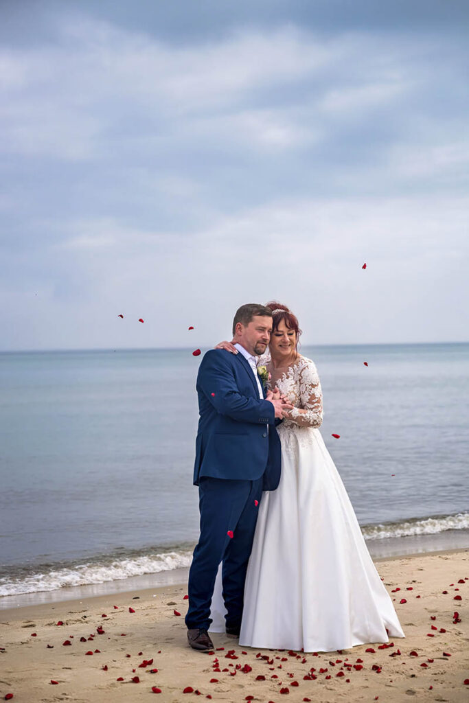 Fotograf für Hochzeitsfotos an der Ostsee am Strand in Baabe-Fotograf für Hochzeitsfotografie auf der Insel Rügen Mazelle Photography Fotostudio®