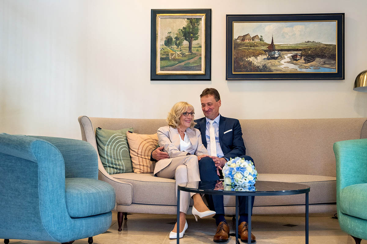 Fotos in Göhren mit Brautpaar im Hotel Vju auf der Insel Rügen-Fotograf für Hochzeitsfotografie auf der Insel Rügen Mazelle Photography Fotostudio®