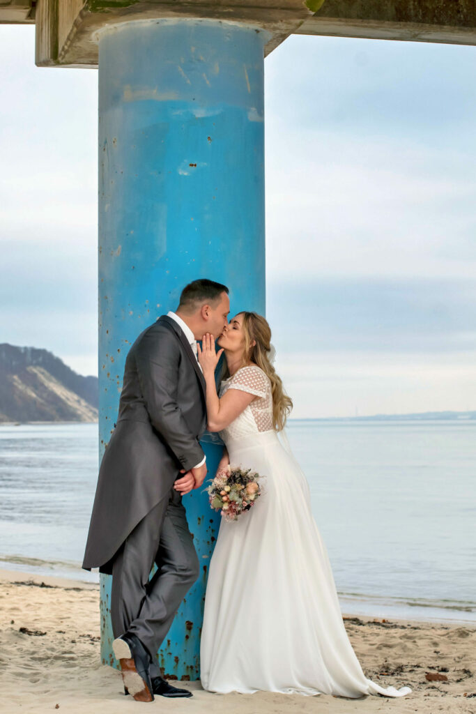 Fotoshooting am Hochzeitstag an der Ostsee in Sellin bei der Seebrücke-Fotograf für Hochzeitsfotografie auf der Insel Rügen Mazelle Photography Fotostudio®