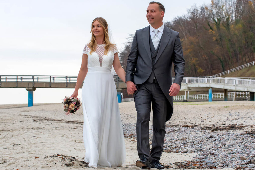 Fotoshooting am Hochzeitstag in Sellin am Strand an der Ostsee-Fotograf für Hochzeitsfotografie auf der Insel Rügen Mazelle Photography Fotostudio®