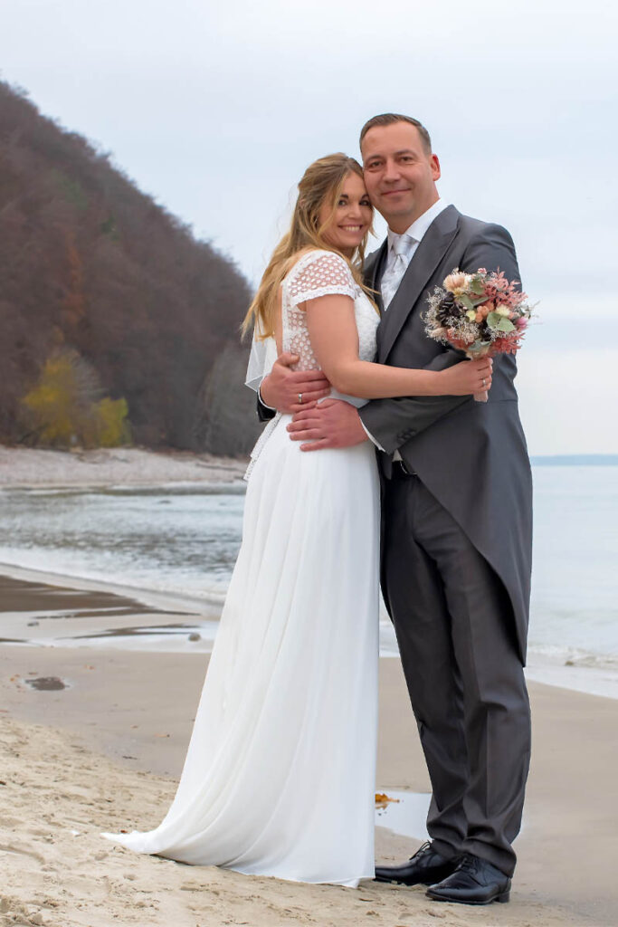 Hochzeitsfotograf Mazelle mit Brautpaar am Strand in Sellin bei der Seebrücke-Fotograf für Hochzeitsfotografie auf der Insel Rügen Mazelle Photography Fotostudio®