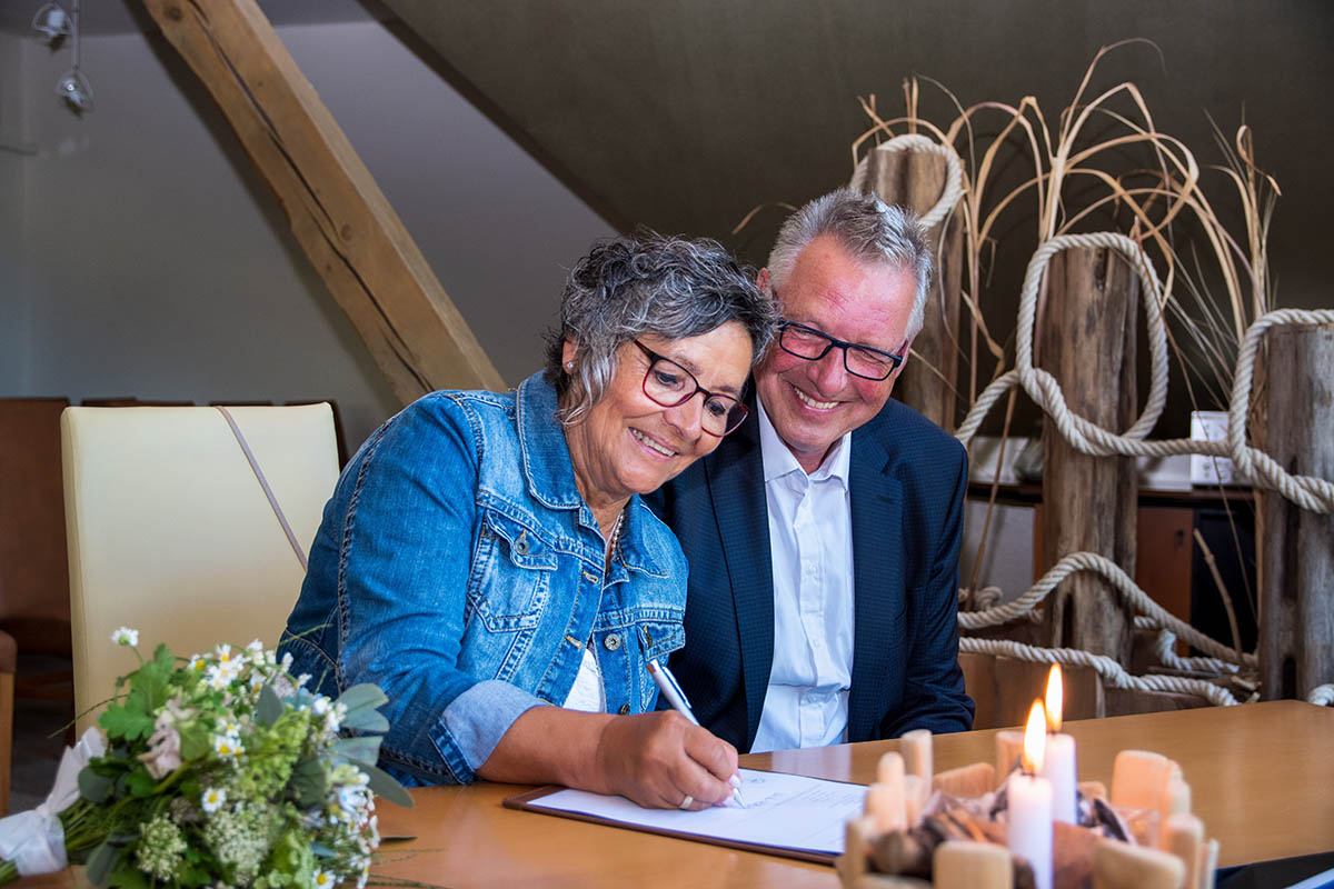 Hochzeitsfotograf für Fotos im Standesamt Zingst an der Ostsee-Fotograf für Hochzeitsfotografie auf dem Fischland-Darß-Zingst Mazelle Photography Fotostudio®