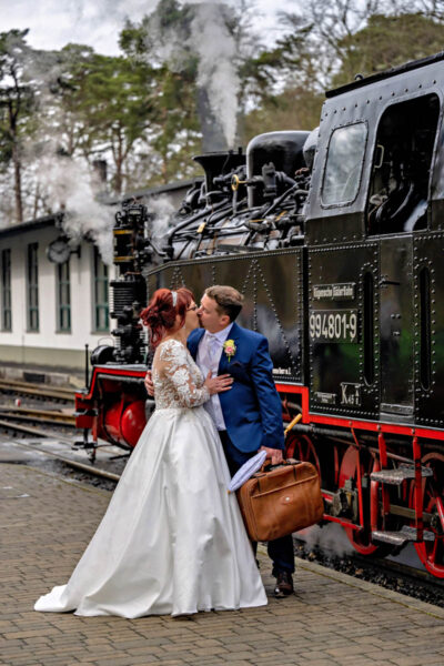 Hochzeitsfotograf für exklusive Hochzeitsfotos mit Rasenden Roland in Göhren-Fotograf für Hochzeitsfotografie an der Ostsee Mazelle Photography Fotostudio®