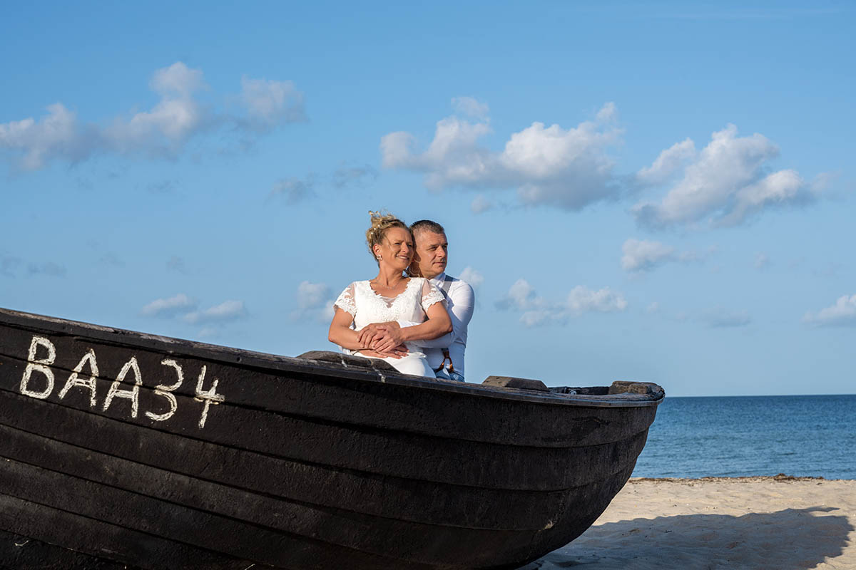 Hochzeitsfotografie mit Brautpaar im traditionellen Fischerboot in Baabe am Strand-Fotograf für Hochzeitsfotografie auf der Insel Rügen Mazelle Photography Fotostudio®