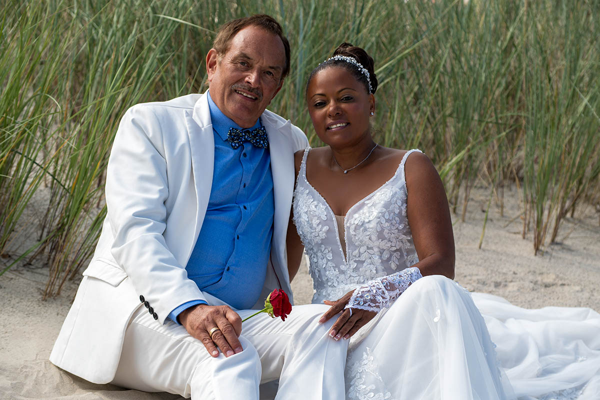 Hochzeitsfotografie mit Brautpaar in Ostseebad Binz am Strand in der Düne-Fotograf für Hochzeitsfotografie auf der Insel Rügen Mazelle Photography Fotostudio®
