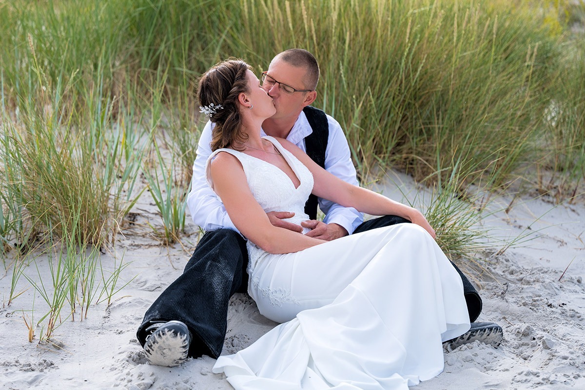 Hochzeitsfotos am Strand mit Brautpaar auf der Insel Rügen-Fotograf für Hochzeitsfotografie auf der Insel Rügen Mazelle Photography Fotostudio®