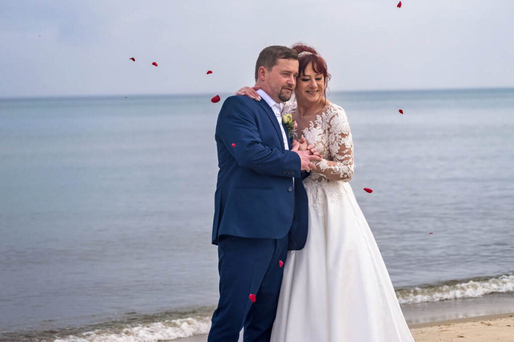 Hochzeitsfotos in Baabe mit Brautpaar auf der Insel Rügen-Fotograf für Hochzeitsfotografie auf der Insel Rügen Mazelle Photography Fotostudio®