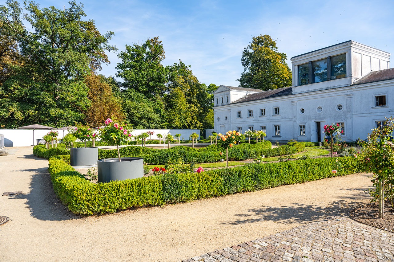Die außergewöhnliche Stadt Putbus in klassizistischen Still und bietet Ihnen die Möglichkeit sich in der Orangerie zu vermählen. Dank des historischen Ambientes, ist die Orangerie in Putbus eine perfekte Kulisse für Ihre Traumhochzeit. Die Hochzeitsfotografen des Mazelle Photography Fotostudio® begleiten auch Ihre Hochzeit in Putbus.