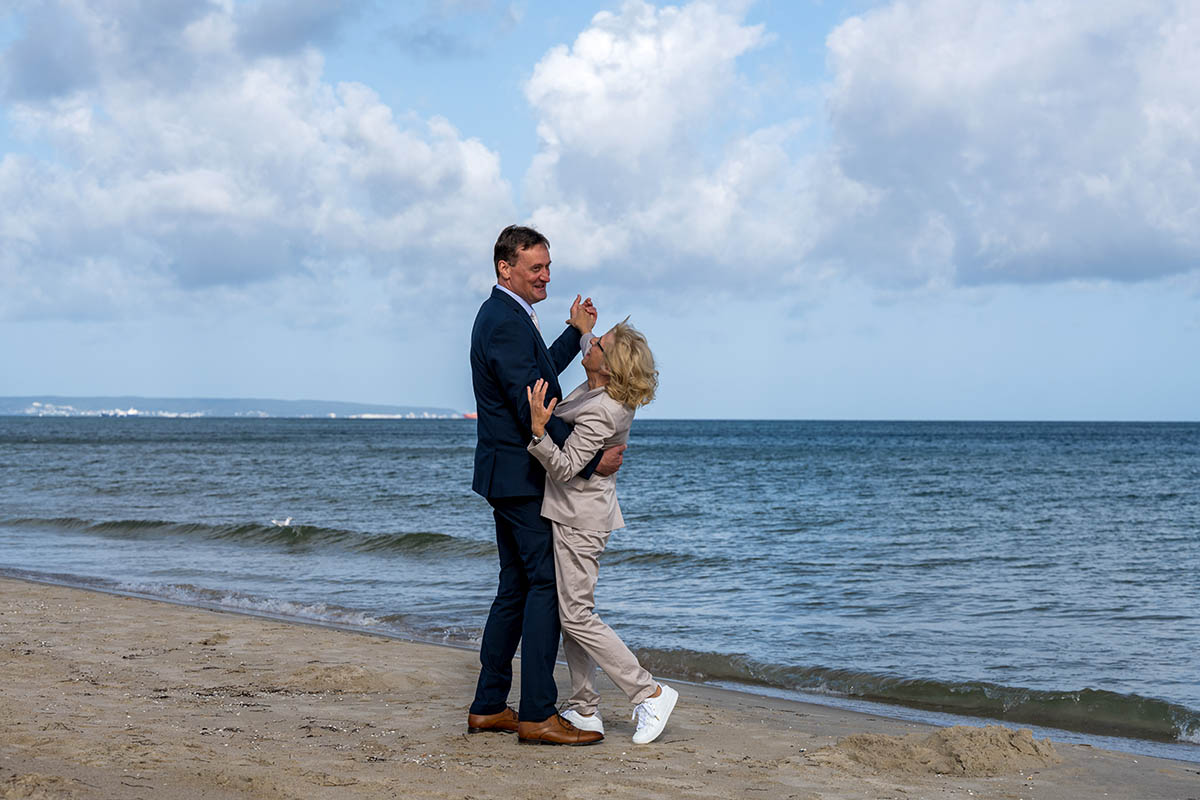 Strand Fotoshooting am Hochzeitstag an der Ostsee in Göhren-Fotograf für Hochzeitsfotografie auf der Insel Rügen Mazelle Photography Fotostudio®