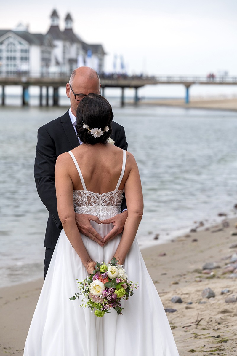 Hochzeit auf der Seebrücke Sellin ist mit die schönste Hochzeitsfotografie auf der Insel Rügen, Ihr werdet vom Hochzeitsfotograf Mazelle Photography Fotostudio® aus Dranske professionell fotografisch begleitet. Buchen Sie noch heute den Rügen-Hochzeitsfotograf Mazelle für Ihre Hochzeitsreportage bei der Seebrücke Sellin. Hochzeitsfotoshooting am Strand der Ostsee mit den Trauzeugen, Hochzeitsgästen sowie der Braut und dem Bräutigam für romantische, emotionale Hochzeitsfotos/Hochzeitsbilder/Brautpaarfotos.