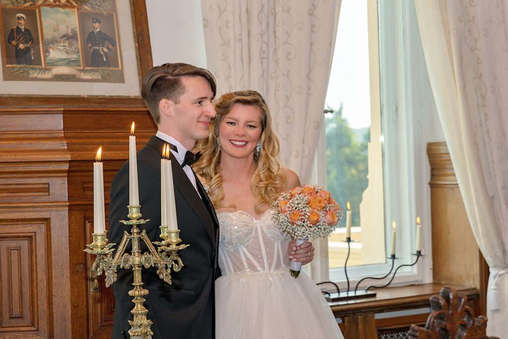 Die Trauung im Schlosshotel Ralswiek ist sehr romantisch und verzaubert die Brautpaare und Hochzeitsgäste in der Hochzeitsfotografie von Mazelle Photography Fotostudio®. Das Schlosshotel Ralswiek ist bekannt für seine exklusiven Hochzeit auf der Insel Rügen. Gerne beraten wir euch individuell und planen gemeinsam ein exklusives
