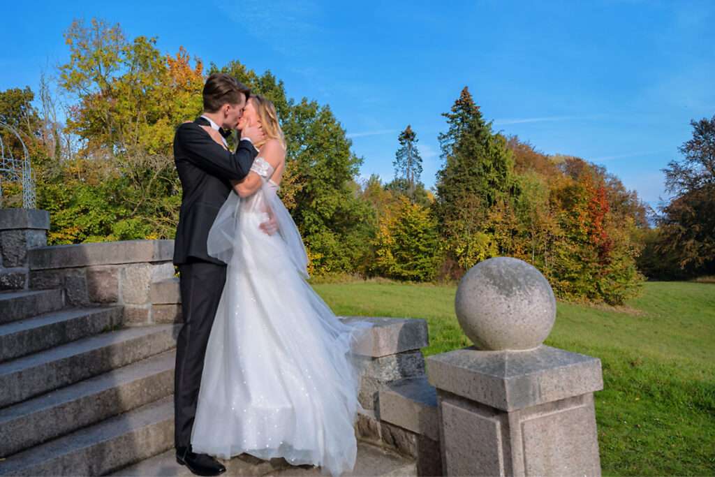 Die Trauung im Schlosshotel Ralswiek ist sehr romantisch und verzaubert die Brautpaare und Hochzeitsgäste in der Hochzeitsfotografie von Mazelle Photography Fotostudio®. Das Schlosshotel Ralswiek ist bekannt für seine exklusiven Hochzeit auf der Insel Rügen. Gerne beraten wir euch individuell und planen gemeinsam ein exklusives Hochzeits-Fotoshooting im Schlosshotel Ralswiek Ihr könnt uns gerne unter +49 176 27 606 777 anrufen oder auch eine WhatsApp Nachricht schreiben.