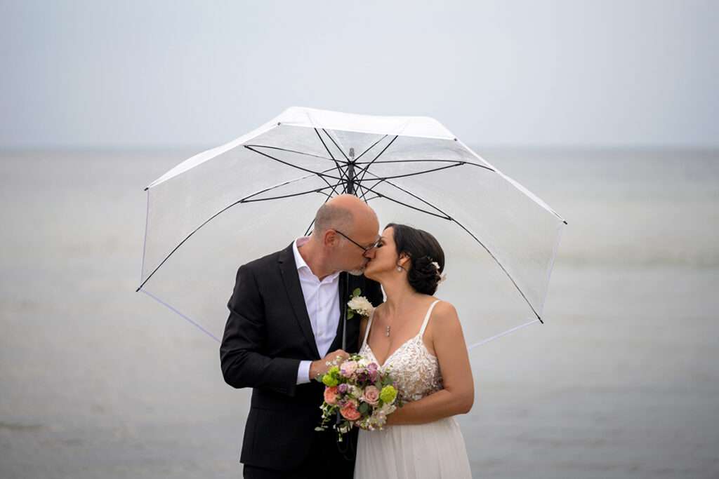Authentische und professionelle Hochzeitsfotografie in Sellin in den Hochzeitsfotos von Mazelle Photography Fotostudio®