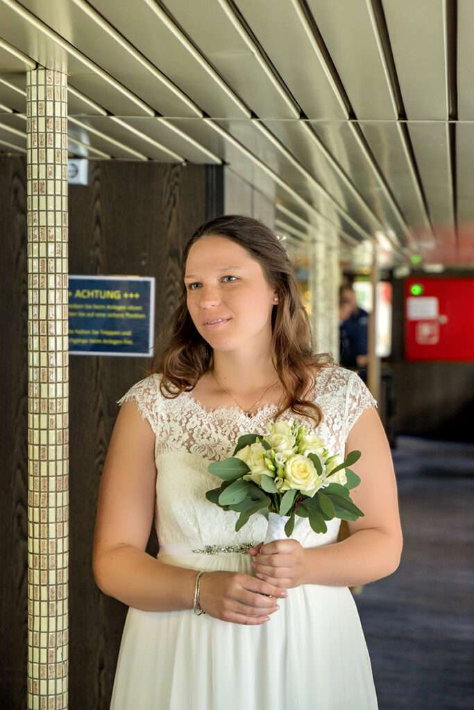 Braut vor der Hochzeit auf dem Schiff auf der Insel Rügen im Standesamt von Binz mit Hochzeitsfotograf für Hochzeitsfotos Mazelle Photography Fotostudio® aus Dranske