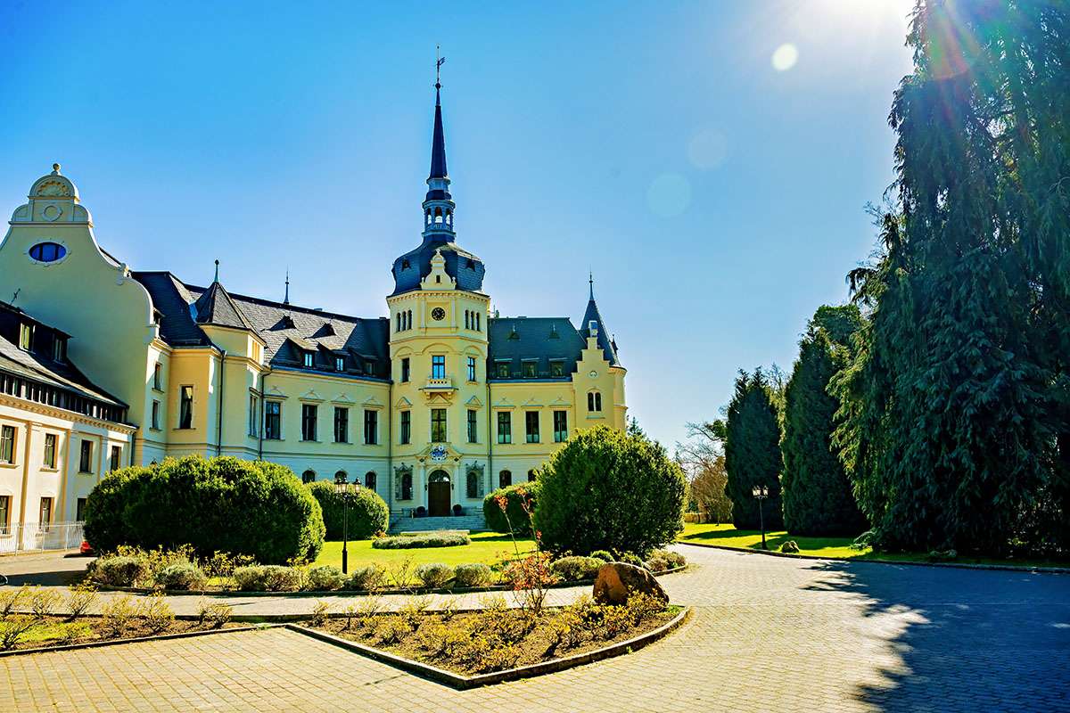 Hochzeits-Fotoshooting im Schlosshotel Ralswiek mit dem Hochzeitsfotograf Mazelle Das Schlosshotel Ralswiek ist sehr romantisch und verzaubert die Brautpaare und Hochzeitsgäste bei der Hochzeitsfotografie von Mazelle Photography Fotostudio®. Im Schlosshotel Ralswiek auf Rügen, habt ihr die Möglichkeit in einem märchenhaften Ambiente zu Heiraten. Eure märchenhafte und romantische Hochzeit wird euch Lebenslang unvergessliche in Erinnerung bleiben. Gerne beraten wir euch individuell und planen gemeinsam ein exklusives Hochzeits-Fotoshooting im Schlosshotel Ralswiek Ihr könnt uns gerne unter +49 176 27 606 777 anrufen oder auch eine WhatsApp Nachricht schreiben.