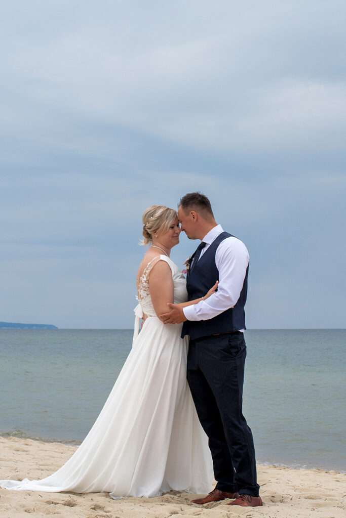 Fotograf Mazelle fotografiert Strandhochzeit in Göhren-Fotograf für Hochzeitsfotografie auf der Insel Rügen Mazelle Photography Fotostudio®