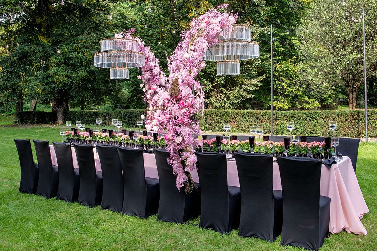 Fotograf vom Mazelle Photography Fotostudio für Hochzeitsfeier mit eleganten Hochzeitsdekoration und schönen Blumen. Mazelle Photography Fotostudio® begleitet Hochzeiten nicht nur auf Rügen, sondern auch international. Sie haben Erfahrung mit Hochzeiten im Ausland und schätzen die Möglichkeit, verschiedene Bräuche und Traditionen kennenzulernen